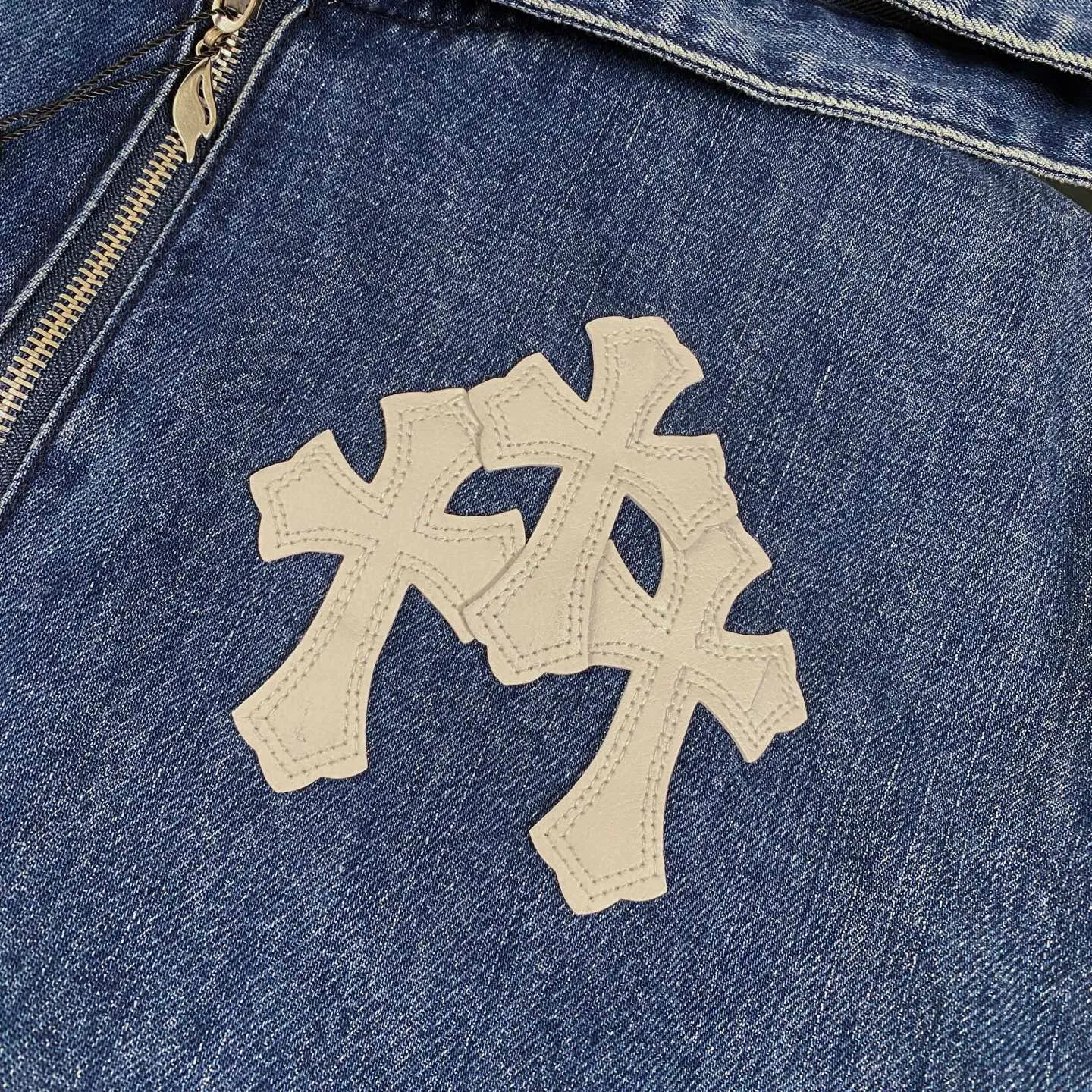 🅿️290 Chrome Heart ｜ Chrome Heart 25ss cross-stitched leather Sanskrit letter unisex denim hooded jacket. The new half-zip denim sweatshirt hoodie is not bad. It is quite casual, the fit is relatively loose, and the simple blue and white color scheme is full of details. Leather Logo Sanskrit printing. Classic denim fabric. No matter the body shape, anyone can control it. Same style for men and women~ About Chrome Heart This is an extremely luxurious fashion brand that can also be called the nobility of the high street. It has always been an exclusive brand for some hipsters or rich second generation. Compared with ordinary high streets, it is more luxurious and noble. Compared with luxury brands, it has a more fashionable personality. It has always been a brand that I have a special liking for. Color: denim blue Size: S M L